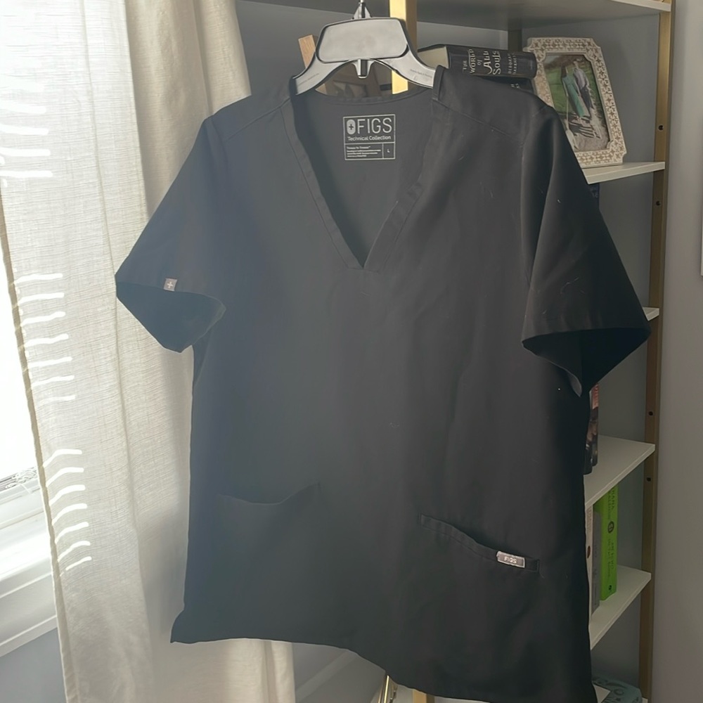 Figs large black scrub top with two front pockets.